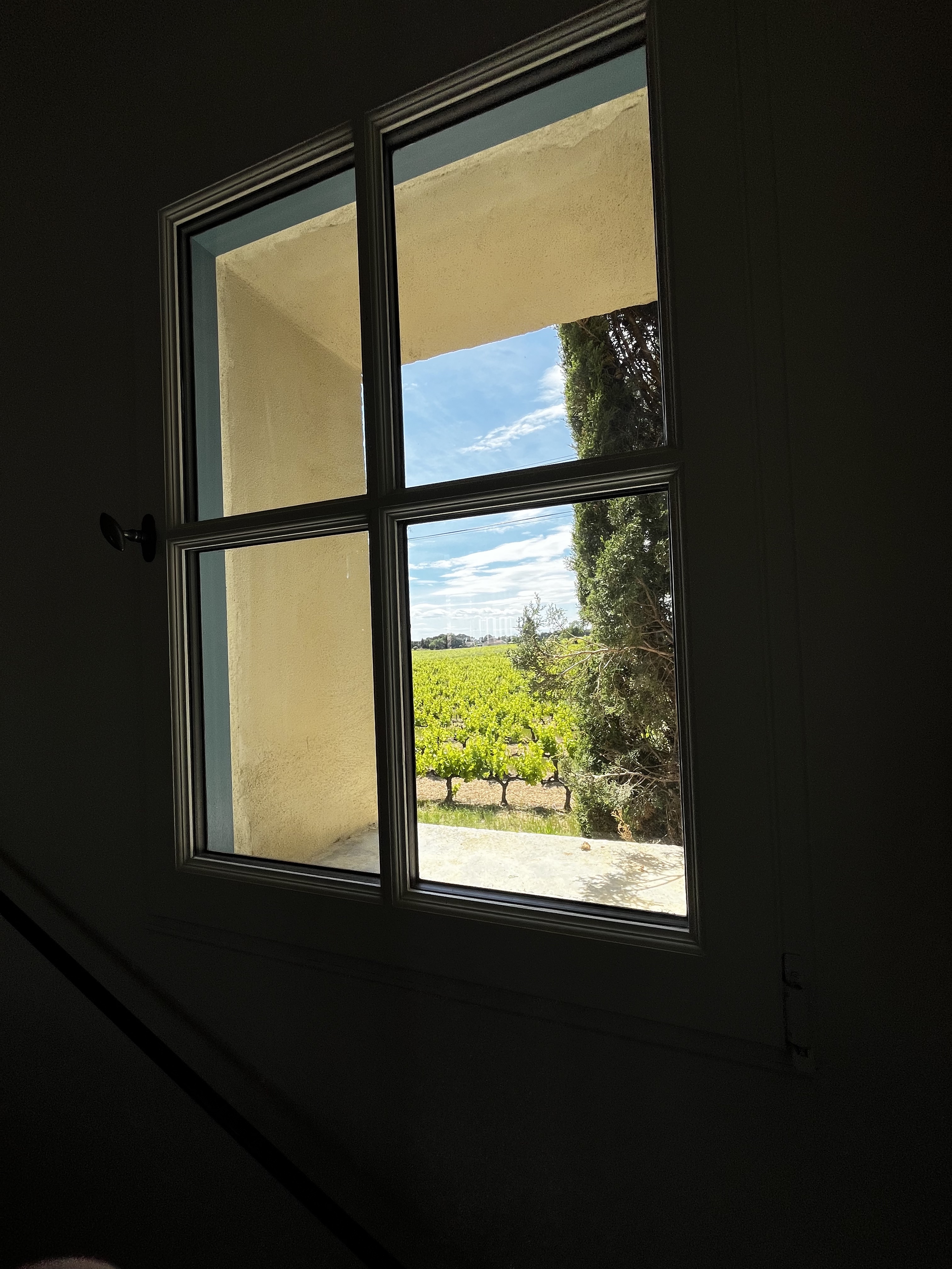 Fenêtre de l'escalier sur les vignes